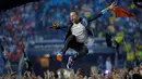 Aksi panggung Chris Martin yang melompat saat tampil di Super Bowl 50 NFL di Santa Clara, California pada tanggal 19 Agustus 2016. (AP Photo/Marcio Jose Sanchez, File)