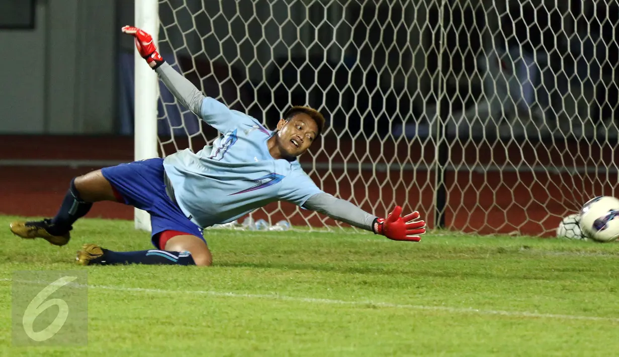 Kiper Arema FC, Kurnia Meiga berusaha menangkap bola saat latihan jelang final Piala Presiden 2017 di Stadion Pakansari, Kab Bogor, Jumat (10/3). Di final, Arema FC akan berlaga melawan PBFC, Minggu (12/3). (Liputan6.com/Helmi Fithriansyah)