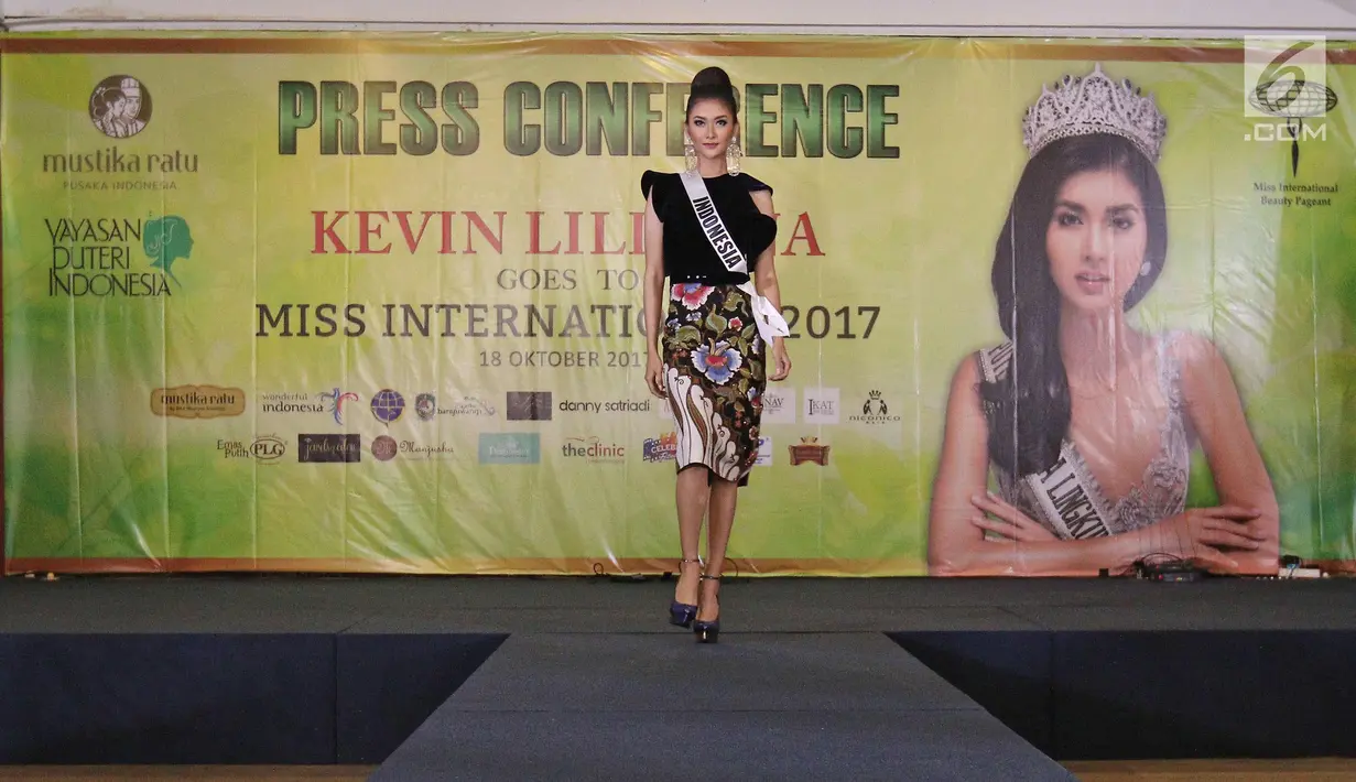 Puteri Indonesia Lingkungan 2017 Kevin Lilliana menunjukkan gaun miliknya untuk Miss International 2017, Jakarta, Rabu (18/10). Kevin akan memulai Karantina 25 Oktober mendatang dan grand final 14 November 2017 di Tokyo. (Liputan6.com/Herman Zakharia)