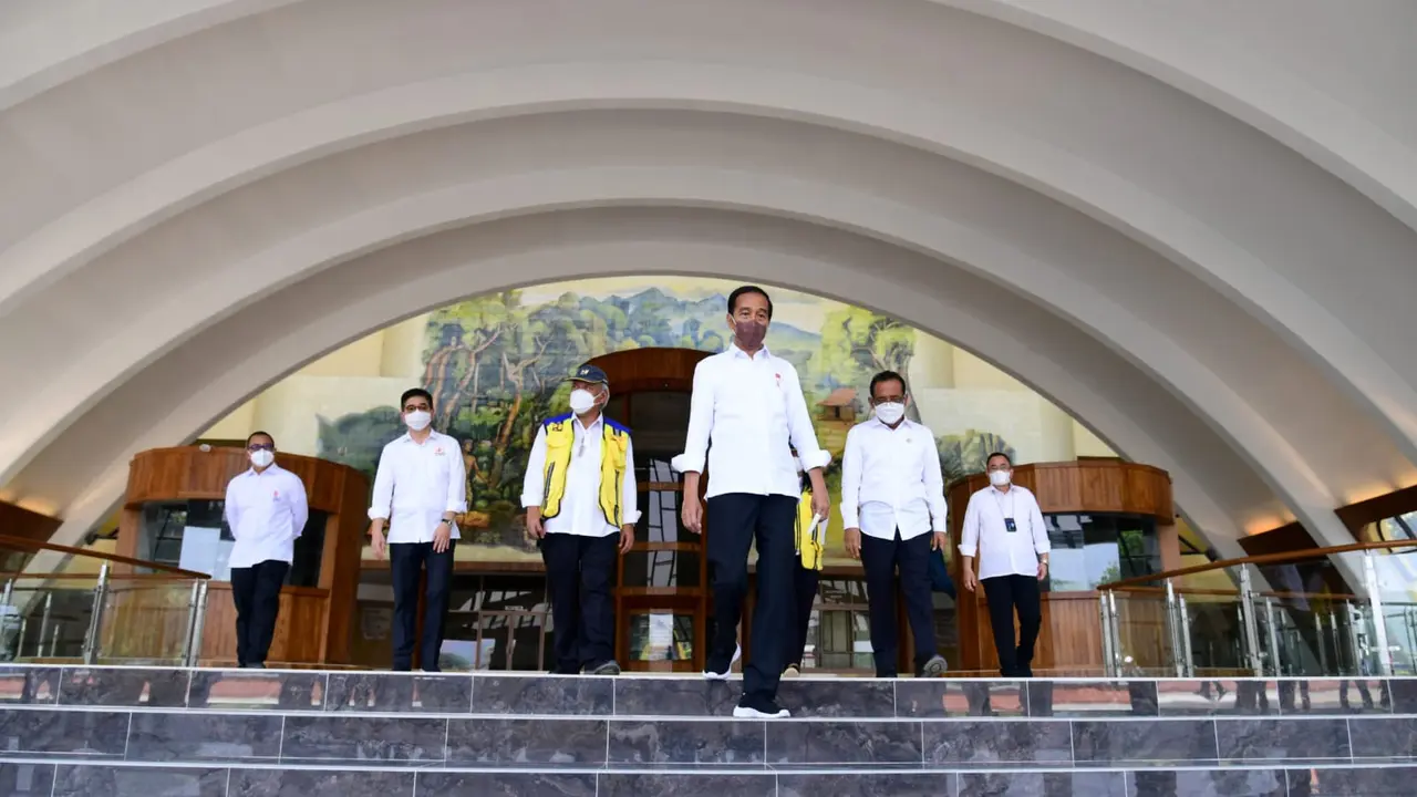 Presiden Joko Widodo (Jokowi) meninjau progres renovasi Taman Mini Indonesia Indah (TMII) di Jakarta, Selasa (23/8/2022)