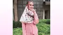 Ada Kartika Putri yang berhasil juga melawan keraguannya untuk berhijab. Keputusan ini telah dijalankan oleh Kartika sejak dua bulan belakangan ini. Dan semakin hari penampilannya pun kian santun dan tetap modis. (Instagram/kartikaputriworld)