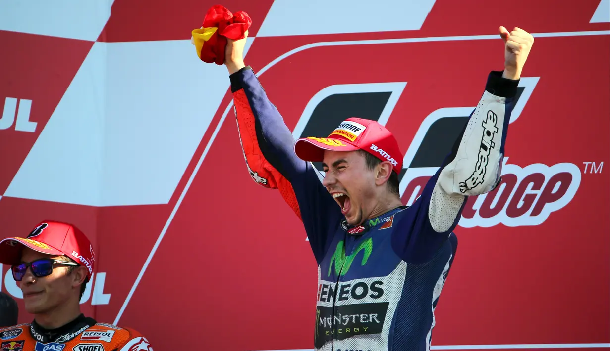 Jorge Lorenzo beteriak gembira di atas podium usai sukses menjadi juara dunia MotoGP 2015 di seri terakhir Grand Prix Valencia di Sirkuit Ricardo Tormo di Valencia, Spanyol, Minggu (8/11). (REUTERS/Heino Kalis)