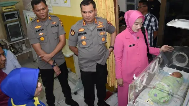 Kapolresta Pekanbaru Komisaris Besar Nandang melihat bayi dibuang orangtua di RS Bhayangkara Polda Riau.