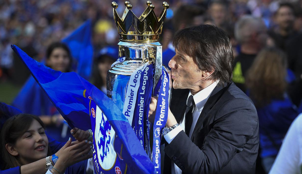 Antonio Conte memulai karier kepelatihan di Liga Inggris bersama Chelsea pada tahun 2016. Hebatnya, ia mampu membawa The Blues menyabet gelar Liga Inggris di musim perdannya. Selain itu, Conte juga sempat menyumbangkan gelar Piala FA sebelum dipecat pada musim keduanya. (AFP/Ben Stansall)