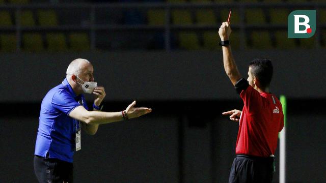 FOTO: Melihat Aksi Thoriq Alkatiri, Wasit Tegas yang Tak Ragu Kartu Merah Pelatih PSIS Semarang