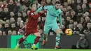 Gelandang Liverpool, Xherdan Shaqiri berusaha merebut bola yang dibawa bek Arsenal, Sead Kolasinac selama pertandingan lanjutan Liga Inggris di Anfield Stadium (29/12). Liverpool menang telak atas Arsenal 5-1. (AP Photo/Rui Vieira)