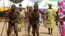 Sejumlah penari memperlihatkan tarian budaya Agban dari Kagoro saat parade tahun baru di Kaduna, Nigeria (1/1/2016). Sejumlah daerah di Nigeria ikut berpartisipasi meramaikan acara tersebut. (Reuters) 