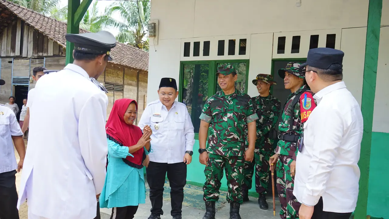 Peninjauan rumah warga tak layak huni di Pekon Pemerihan yang telah derenovasi oleh TNI dalam program TMMD. Foto : (Liputan6.com/Istimewa).