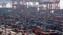 Tumpukan peti kemas terlihat di sebuah pelabuhan di Busan, Korea Selatan, Senin (28/11/2022). Pemogokan itu mengganggu aktivitas industri ekonomi terbesar keempat di Asia yang bergantung pada ekspor. (Hwa Kyung-min/Newsis via AP)
