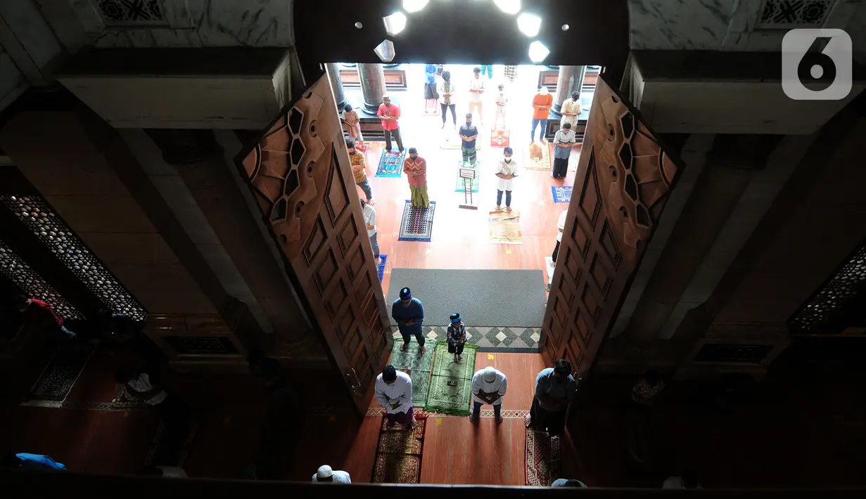 Umat muslim melaksanakan sholat Jumat pada minggu pertama bulan Ramadhan di Masjid Kubah Emas, Depok, Jawa Barat, Jumat (16/4/2021). Pelaksanaan sholat Jumat masih dilakukan secara terbatas dengan menerapkan protokol kesehatan untuk mencegah penyebaran COVID-19. (merdeka.com/Arie Basuki)