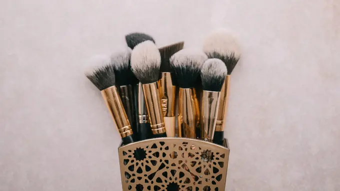 Jaga Brush Makeup Tetap Bersih dengan Cara Praktis Ini