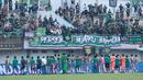 Para pemain Persebaya Surabaya merayakan kemenangan atas Persita Tangerang pada laga pekan ke-18 BRI Liga 1 2022/2023 di Stadion Indomilk Arena, Tangerang, Rabu (18/1/2023) sore WIB. Persebaya menang dengan skor 5-0. (Bola.com/M Iqbal Ichsan)