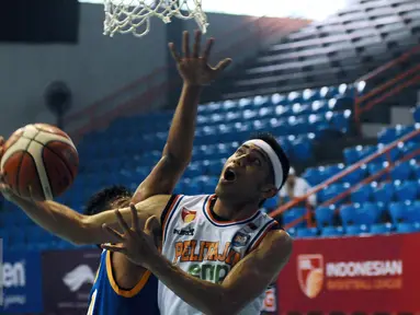 Pebasket Pelita Jaya, Aryo Dewanto Dimas (kanan) mencoba memasukkan bola ke jaring Bimasakti saat laga Indonesia Basketball League 2015-2016 di Senayan, Jakarta, Rabu (13/1/2016). Pelita Jaya unggul 86-36. (Liputan6.com/Helmi Fithriansyah)