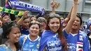 Sejumlah suporter wanita Bobotoh juga turut hadir di kawasan SUGBK, Jakarta, Minggu (18/10/2015). Kedatangan Bobotoh untuk mendukung Persib Bandung melawan Sriwijaya FC di Final Piala Presiden 2015 (Liputan6.com/Herman Zakharia)