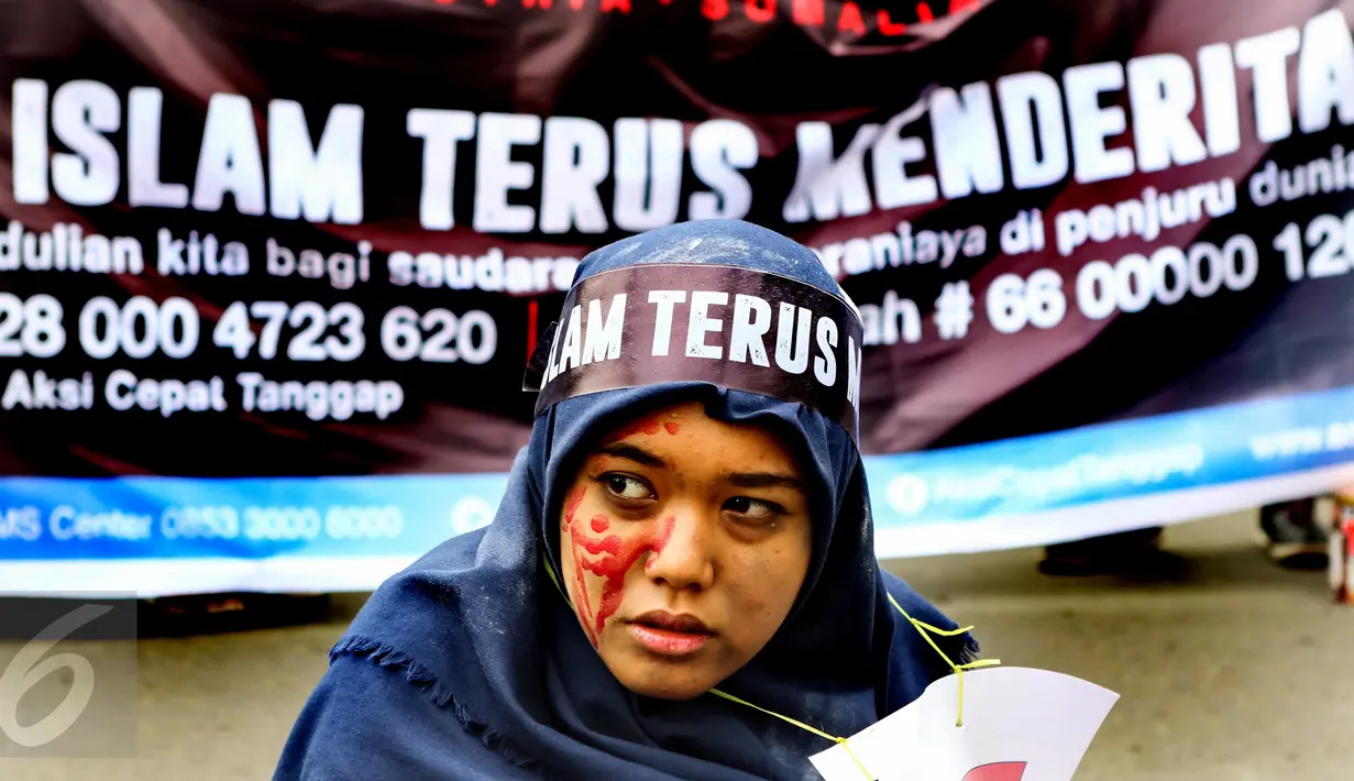 Demonstran dengan muka bersimbah darah yang diwarnai cat merah melakukan aksi keprihatinan saat CFD di Bundaran HI, Jakarta (14/08). (Liputan6.com/Fery Pradolo).