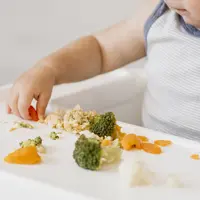 Messy eating bukan sekadar berantakan, melainkan bagian penting dari proses belajar anak. [Dok/freepik.com]