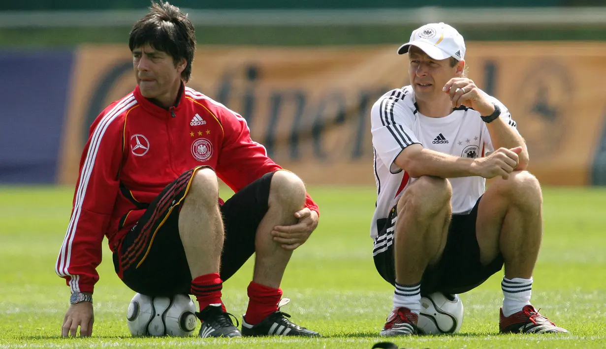 Pada Juli 2006 selepas Piala Dunia, Jurgen Klinsmann menolak memperpanjang kontrak dengan Timnas Jerman dan secara otomatis Joachim Loew naik pangkat menjadi pelatih utama Timnas Jerman menggantikan Jurgen Klinsmann. (AFP/Oliver Lang)