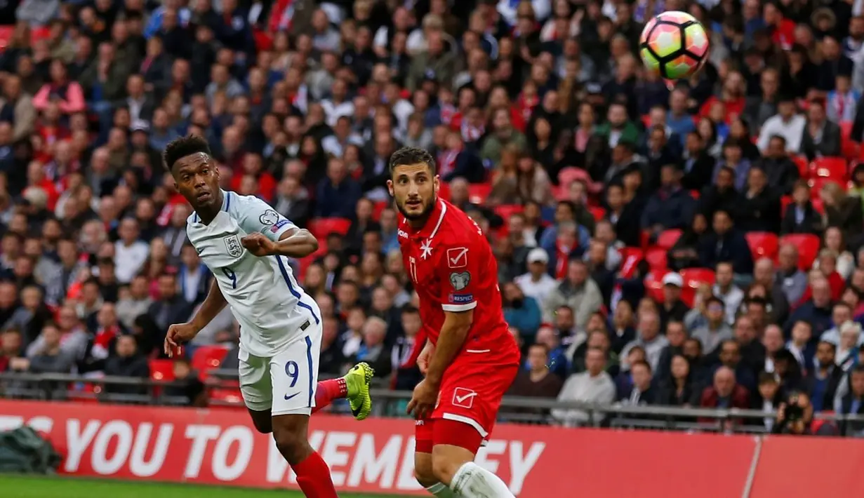 Striker Inggris, Daniel Sturridge (kiri), menyundul bola yang berbuah gol pertama ke gawang Malta pada laga Grup F kualifikasi Piala Dunia 2018 zona Eropa di Stadion Wembley, London, Sabtu (8/10/2016). (AFP/Ian Kington)