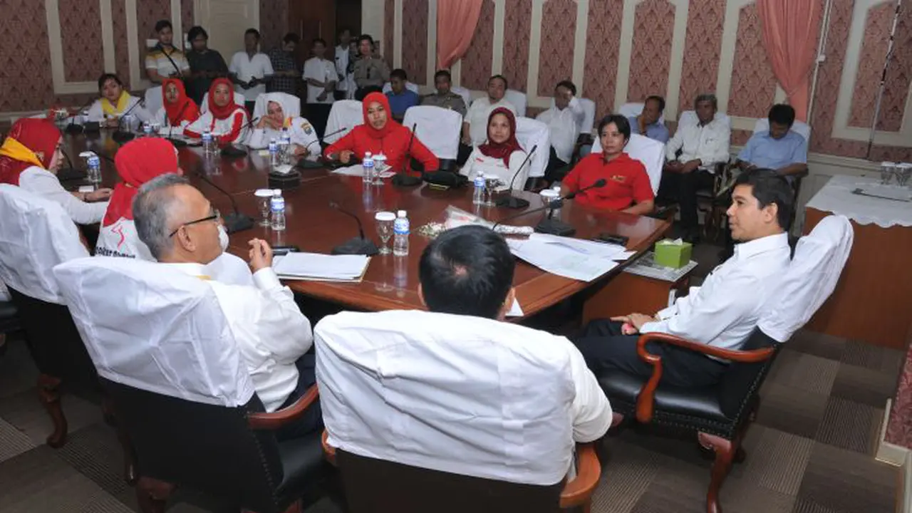 Menteri PANRB Yuddy Chrisnandi mengadakan dialog dengan perwakilan Bidan PTT dari berbagai provinsi Indonesia di Kantor Kementerian PANRB, Senin (28/9/2015).