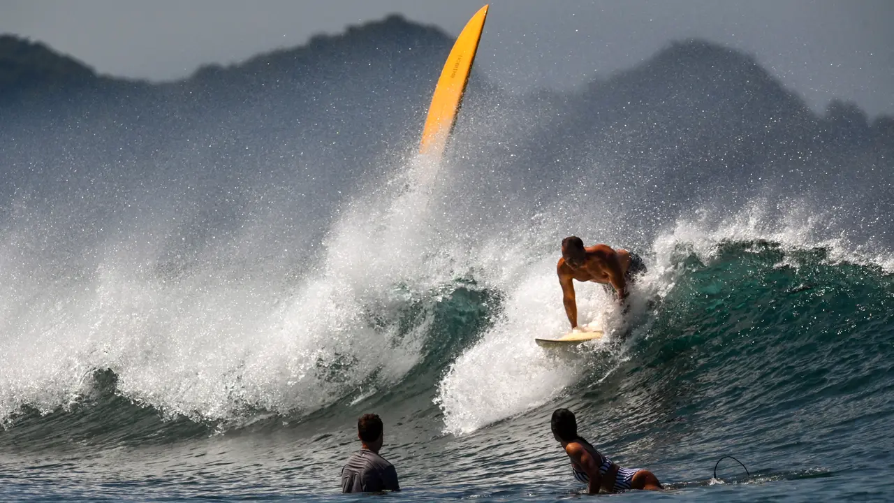 Mencoba Sensasi Berselancar di Pantai Lhoknga Aceh Besar