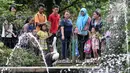 Sejumlah warga melihat burung flamingo saat berwisata ke Taman Margasatwa Ragunan, Jakarta, Senin (26/6).  Jumlah pengunjung Ragunan pada hari ke-2 Lebaran ini diperkirakan mencapai 100 ribu orang. (Liputan6.com/Yoppy Renato)