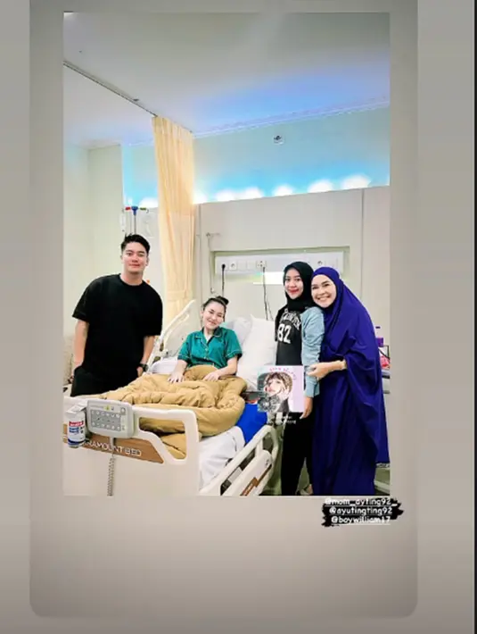 Sudah bisa bercerita dan bercanda, kondisi Ayu Ting Ting tentunya semakin pulih. Wajah ceria sahabat Ruben Onsu ini sudah mulai terlihat dan dipamerkan ke kamera. Meski sedang sakit, tak dipungkiri jika pesona host sekaligus pedangdut ini tetap terpancar. Biasa aktif dan menghibur dengan celetukannya, banyak penggemar yang merindukan Ayu Ting Ting di layar kaca. (Liputan6.com/IG/@ayutingting92)