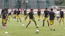 Pemain Bhayangkara FC, Muhammad Hargianto, berusaha merebut bola saat latihan jelang laga Piala Indonesia 2019 di Stadion PTIK, Jakarta, Kamis (31/1). Bhayangkara FC akan berhadapan dengan PSBL Langsa. (Bola.com/M. Iqbal Ichsan)