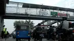 Akibat tidak kunjung diperbaikinya JPO Cengkareng, warga terpaksa menyebrang di tengah jalan sambil dibantu polisi. JPO sudah hampir roboh, dan tidak ada perbaikan dari Pemprov DKI.