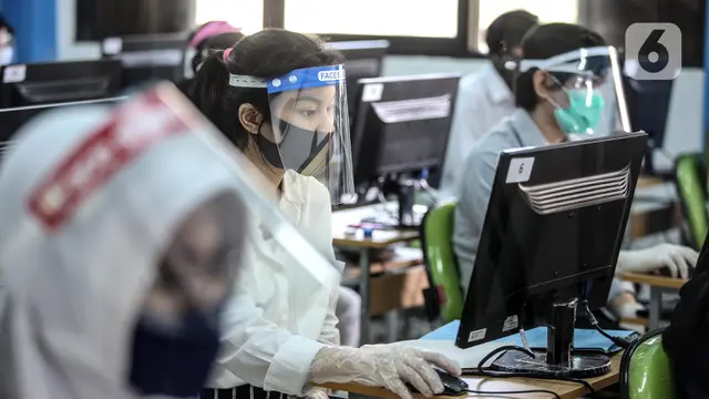 FOTO: Cegah COVID-19, Peserta SBMPTN Pakai Masker hingga Sarung Tangan