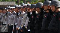 Sejumlah aparat kepolisian saat mengikuti apel pasukan Operasi Lilin Jaya 2015 di Polres Kota Tangerang, Banten, Rabu, (23/12). Apel gabungan tersebut untuk menjaga perayaan hari Natal dan Tahun Baru. (Liputan6.com/Faisal R Syam)