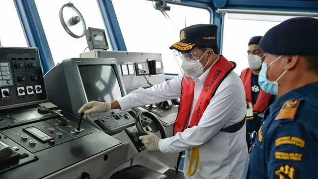 Menteri Perhubungan Budi Karya Sumadi melakukan tinjauan ke pangkalan Kesatuan Penjagaan Laut dan Pantai (KPLP) Ditjen Perhubungan Laut, di Tanjung Priok, Jakarta, Jumat (1/1/2021). (Dok Kemenhub)