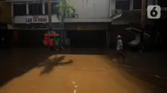 Warga melintas di depan pertokoan yang ada di kawasan Pasar Baru, Jakarta, Kamis (2/1/2020). Pasca banjir yang melanda sejumlah titik di Jakarta pada Rabu (1/1), aktivitas perniagaan di kawasan Pasar Baru masih terlihat sepi dan sebagian toko masih tutup. (Liputan6.com/Helmi Fithriansyah)