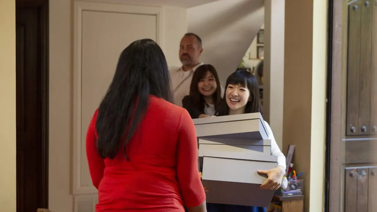 Punya Banyak Baju Tak Terpakai? Ini Tips Marie Kondo untuk Memanfaatkannya