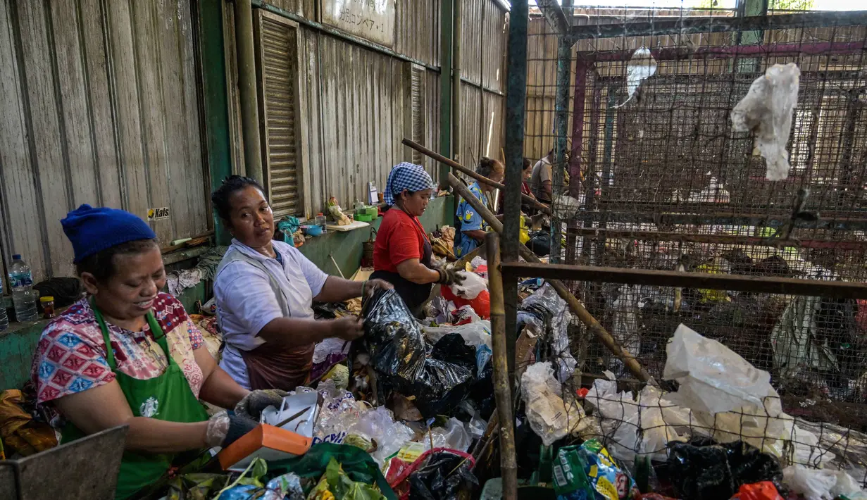 Temuan studi yang dirilis dalam jurnal Nature pada September 2024 menyimpulkan bahwa Indonesia menghasilkan polusi plastik 3,4 metrik ton dalam setahun. (JUNI KRISWANTO/AFP)