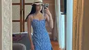 Gege juga tampil mengenakan slit dress heart neck warna biru bermotif bunga. Dipadukan topi pantainya. Credit: @gegeelisa94