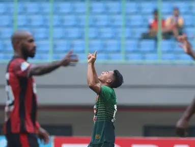Pemain depan PS TNJ, A Nufiandani (tengah) menunjuk ke atas usai laga melawan Persipura pada lanjutan Liga 1 Indonesia di Stadion Patriot Candrabhaga, Bekasi, Sabtu (4/11). PS TNI unggul 2-1. (Liputan6.com/Helmi Fithriansyah)