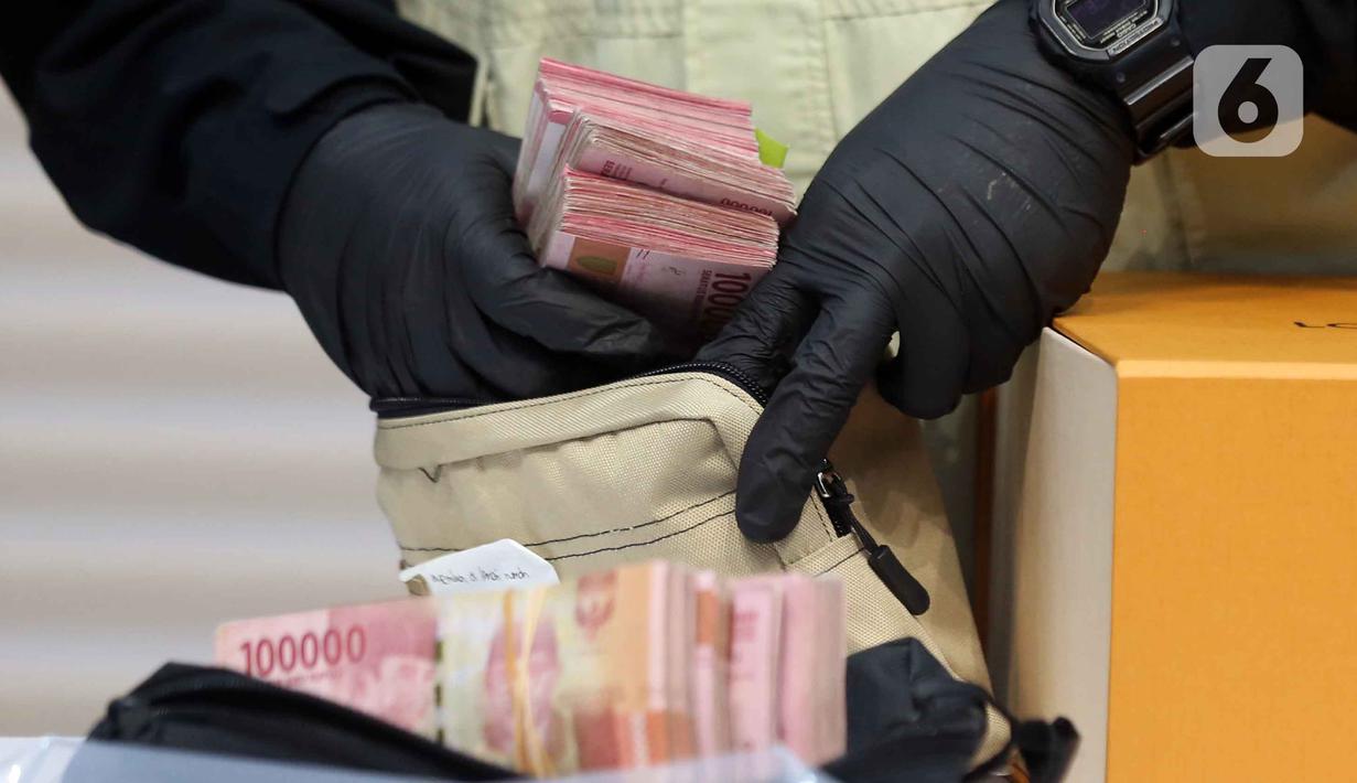 Tumpukan uang barang bukti terkait Operasi Tangkap Tangan (OTT) Bupati Tulungagung, Gatut Sunu Wibowo, diperlihatkan petugas di Gedung Merah Putih Komisi Pemberantasan Korupsi (KPK), Jakarta, Sabtu (11/4/2026). (Liputan6.com/Helmi Fithriansyah)