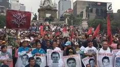 Pendemo menuntut pihak berwajib bertanggung jawab atas hilangnya mahasiswa tahun 2014.