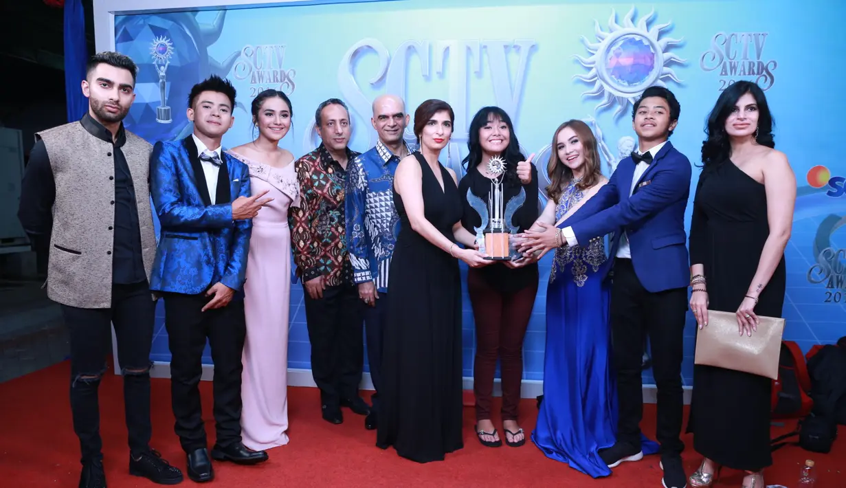 "Kerja keras kita terbayar sudah. terima kasih untuk semua kru yang tidak pernah menyerah, semuanya terima kasih," ucap Amanda Manopo sambil memegang trofi penghargaan di Studio 6 Emtek City, Jakarta Barat, Rabu (30/11/2016). (Adrian Putra/Bintang.com)