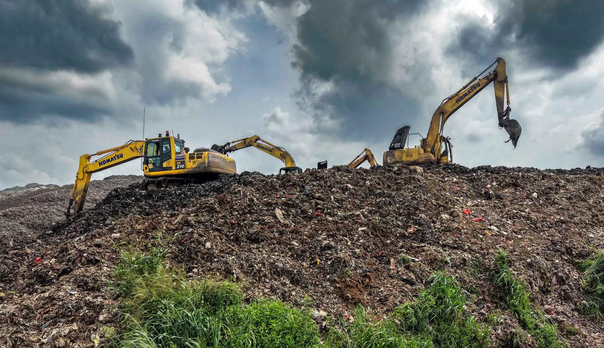 Foto udara menunjukkan tim penyelamat menggunakan alat berat untuk mencari korban longsor di Tempat Pembuangan Sampah Terpadu (TPST) Bantargebang, Kota Bekasi, Jawa Barat, pada Senin 9 Maret 2026. Longsor di Tempat Pembuangan Sampah Terpadu (TPST) Bantargebang, Kota Bekasi, Jawa Barat, kembali terjadi dan kali ini menelan korban jiwa. (BAY ISMOYO/AFP)