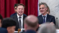 Elon Musk, CEO X perusahaan yang sebelumnya dikenal sebagai Twitter (kiri) dan Alex Karp, CEO perusahaan perangkat lunak Palantir Technologies duduk saat Pemimpin Mayoritas Senat Chuck Schumer mengadakan pertemuan tertutup dengan para pemimpin CEO teknologi untuk membahas prioritas dan risiko seputar artificial intelligence (AI) atau kecerdasan buatan dan bagaimana hal itu harus diatur di Capitol, Washington, Amerika Serikat, Rabu (13/9/2023). (AP Photo/J. Scott Applewhite)