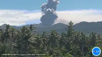Gunung Dukono di Maluku Utara mengalami erupsi pada Rabu siang (21/2/2024), pukul 12.30 WIT. (Liputan6.com/ Dok PVMBG)