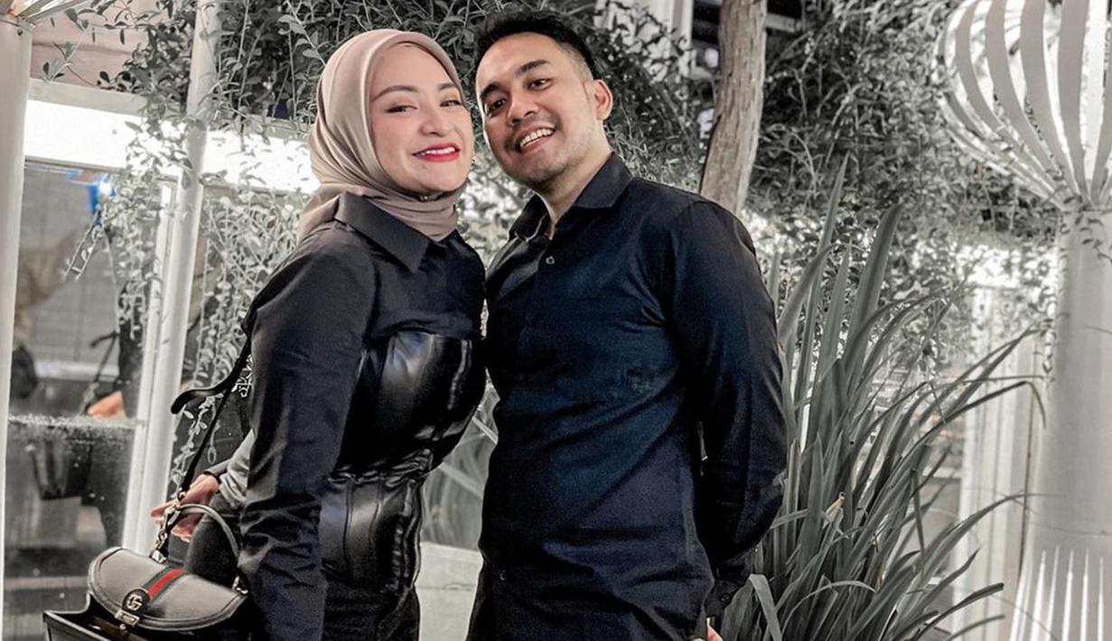Nathalie Holscher terlihat kembali mesra dengan mantan kekasih. Bahkan, dirinya beberapa kali mengunggah foto bersama mantan kekasih di akun Instagram dan menjadi sorotan netizen. (Liputan6.com/IG/@nathalieholscher)