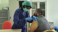 Salah seorang warga mendapatkan suntikan vaksin Pfizer di RSUD Kota Depok. (Liputan6.com/Dicky Agung Prihanto)