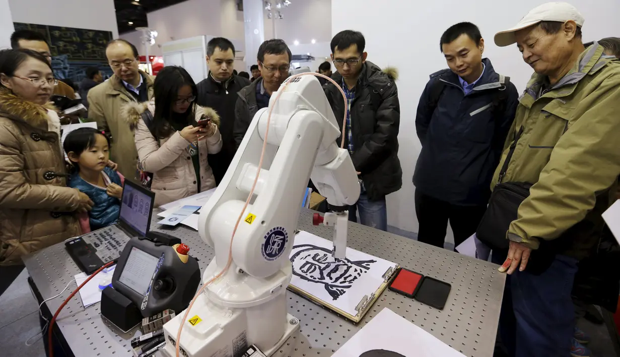 Sebuah robot dari Shenzhen Akademi Robotika membuat sketsa wajah saat pameran robot di Konferensi Robot Dunia, Beijing, Cina,  (24/11). Konferensi robot ini diadakan selama tiga hari dari senin lalu. (REUTERS/Jason Lee)