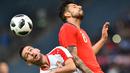 Pemain Serbia, Andrija Zivkovic (kiri) berusaha menghalau bola sundulan pemain Chili, Gillermo Maripan pada laga uji coba di Merkur Arena, Graz, Austria, (4/6/2018). Serbia kalah dari Chili 0-1. (AFP/Joe Klamar)