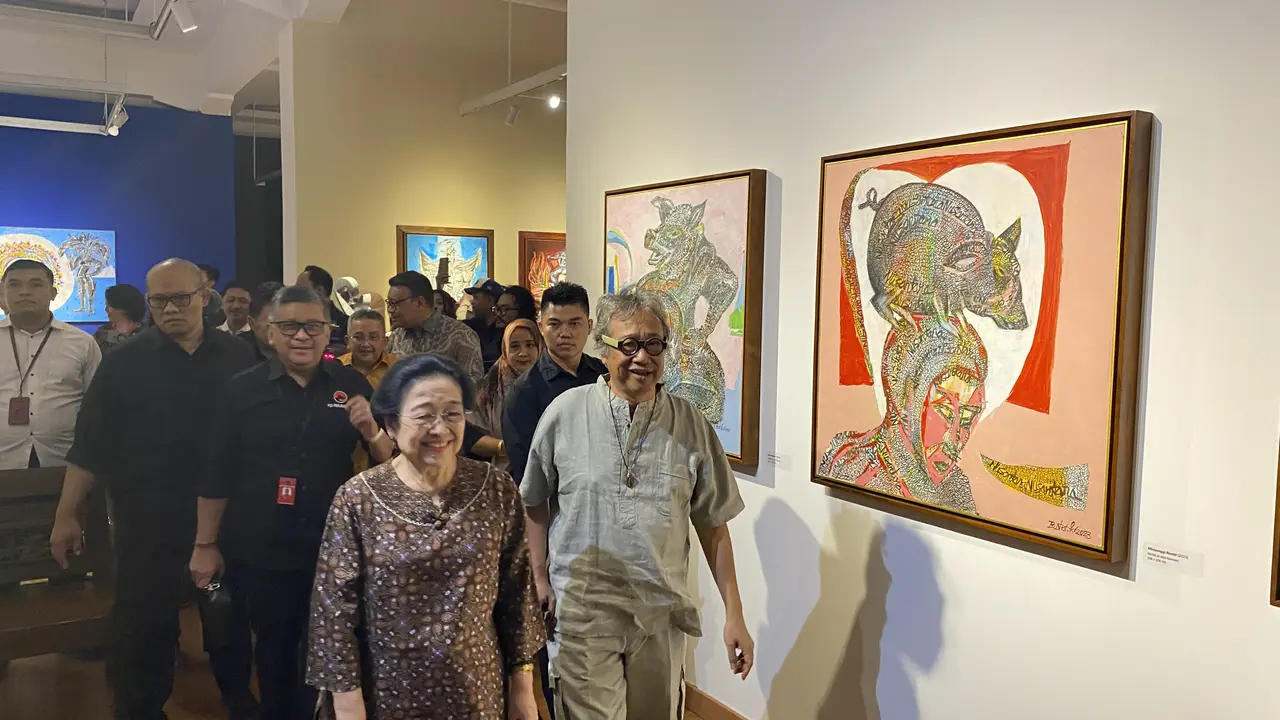 Presiden Kelima RI Megawati Soekarnoputri menghadiri pameran seni rupa karya Butet Kartaredjasa, Senin (13/5/2024).