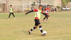 Pemain FC Bekasi City, Ismed Sofyan, menggiring bola saat mengikuti sesi latihan di Lapangan Harin, Tengerang Selatan, Rabu (7/9/2023). Legenda Persija Jakarta ini tampak masih serius dan semangat mengikuti sesi latihan meski usianya telah menginjak 44 tahun. (Bola.com/M Iqbal Ichsan)
