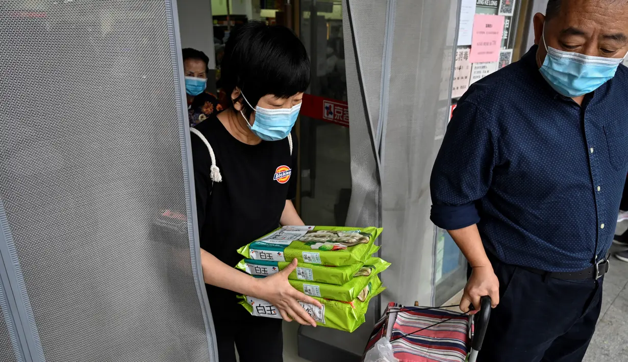 <p>Orang-orang meninggalkan supermarket setelah membeli makanan dan kebutuhan rumah tangga di Beijing pada 25 April 2022. Kekhawatiran penguncian Covid memicu pembelian panik dan antrean panjang untuk pengujian massal di Beijing pada 25 April ketika otoritas China bergegas untuk membasmi wabah di ibu kota. (AFP/Noel Celis)</p>