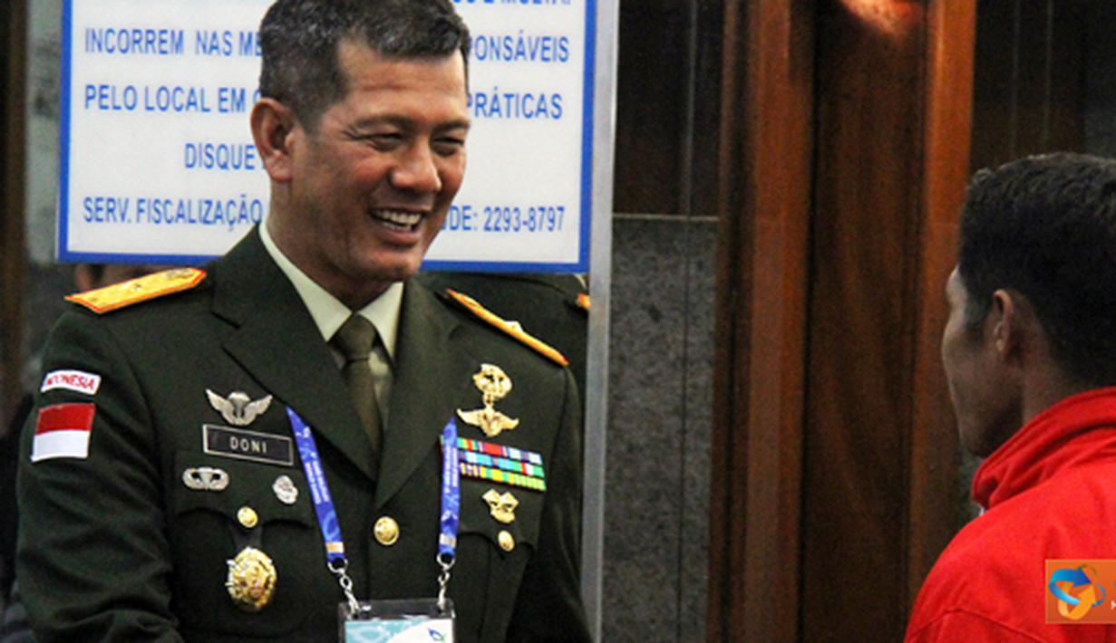 Citizen6, Brazil: Komandan  Kontingen Atlet TNI Brigadir Jenderal  TNI Doni Monardo memberikan  apresiasi berupa hadiah  kepada para atlet yang berprestasi  pada Olimpiade Militer Dunia ke-5 di Brazil, Minggu (25/7). (Pengirim: Hartono Tono)